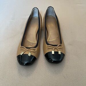 Like new Vionic Black/Tan heal size 8